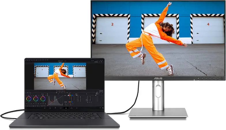 ASUS ProArt PA32QCV, On the desk